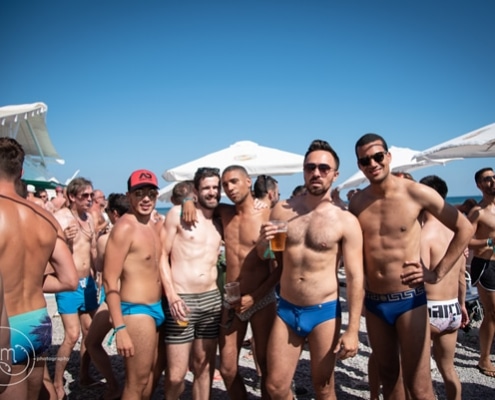 Festa sulla spiaggia del Gay Pride di Sitges